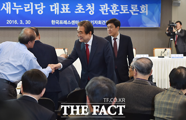 김 대표가 참석자들과 인사를 하고 있다./이새롬 기자