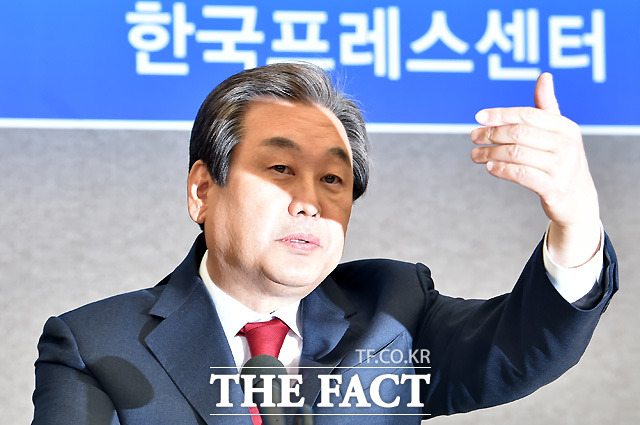 김무성 새누리당 대표가 30일 오후 서울 중구 프레스센터에서 열린 관훈클럽 초청 토론회에 참석해 시작에 앞서 관계자를 부르고 있다./프레스센터=이새롬 기자