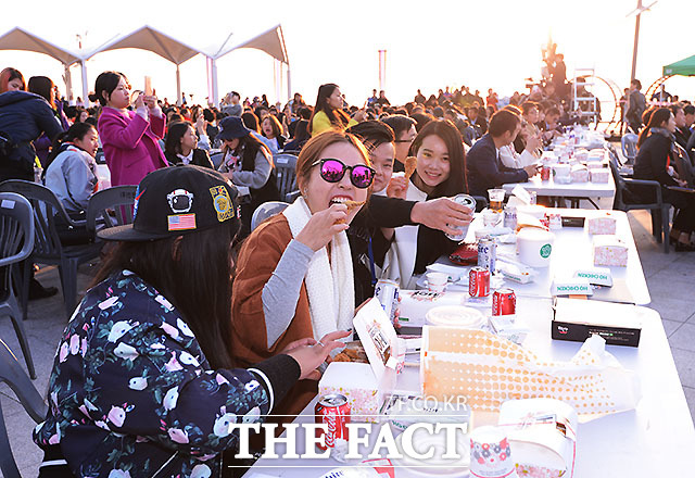 유커들의 관심은 전지현도 김수현도 아닌 온통 태후의 송중기. 28일 인천 월미도 문화의 거리 야외공연장 갈매기홀 앞 광장에서 4500명 유커(중국인 관광객)들이 운집한 가운데 열린 치맥파티(치킨+맥주)에서도 화제는 단연 태후 송중기였다. /이덕인 기자