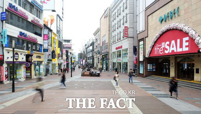 29일 오전 대구광역시 중구 동성로 대구백화점 앞에서 시민들이 바쁜 발걸음을 옮기고 있다./대구=배정한 기자