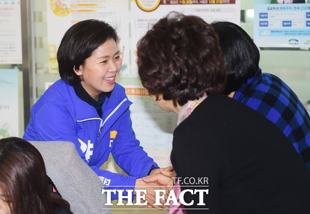 4·13 총선 공식 선거운동 첫날인 지난달 31일 오전 광주지역 최대 격전지로 꼽히는 서구을에 출마한 양향자 더불어민주당 후보가 광주 서구 화정4동 주민센터에서 열린 요가교실에 방문해 유권자들에게 인사하고 있다./광주=배정한 기자