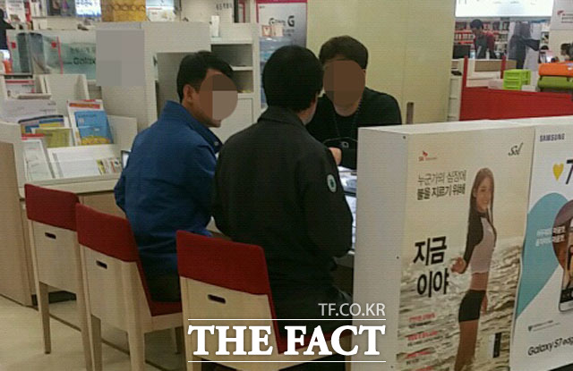 신도림테크노마트를 방문한 40대 고객이 매장 직원의 상담을 받고 있다.