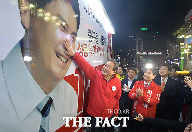 지상욱 후보 잘 생겼다! - 새누리당 김무성 대표가 공식 선거운동 첫 일정으로 서울 중구성동을 지상욱 후보 유세를 돕기 위해 동대문시장을 찾아 유세차량에 그려진 지 후보자 얼굴을 만지고 있다. /문병희 기자