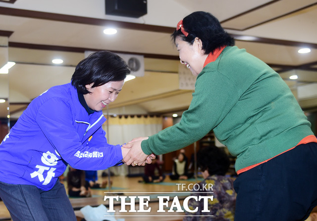 양 후보가 광주 서구 화정4동 주민센터에서 유권자들에게 인사를 하고 있다. /광주=배정한 기자