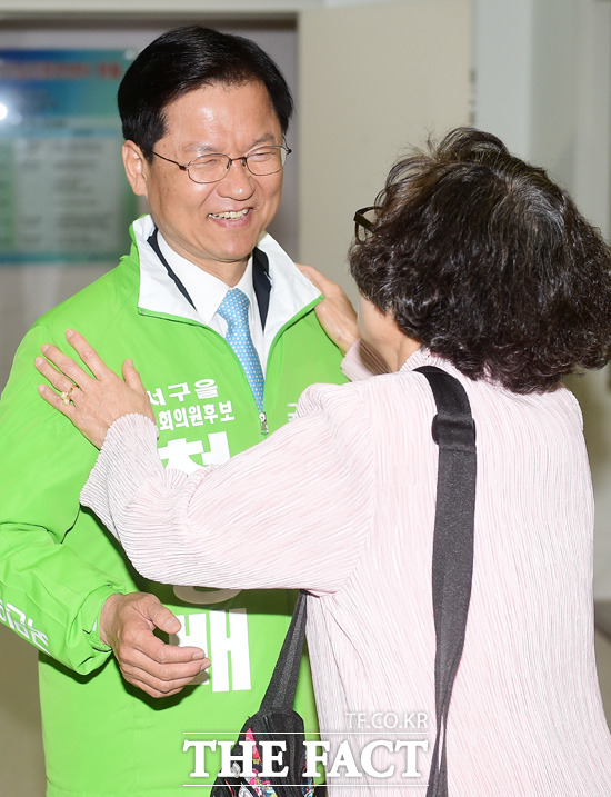 4·13 총선 공식 선거운동 첫날인 지난달 31일 오전 광주지역 최대 격전지로 꼽히는 서구을에 출마한 천정배 국민의당 공동대표가 광주 서구청에서 열린 노래교실에 방문, 한 유권자에게 인사하고 있다./광주=배정한 기자