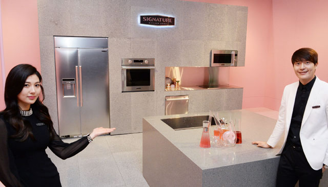 LG전자 모델이 31일 ‘시그니처 키친 스위트’를 소개하고 있다. /LG전자 제공