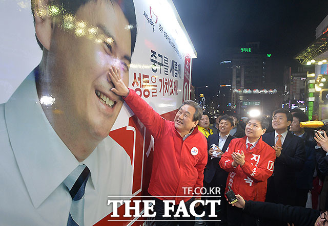 20대 국회의원 총선 선거운동이 공식적으로 시작된 31일 새벽 새누리당 김무성 대표가 첫 일정으로 서울 중구성동을 지상욱 후보 유세를 돕기 위해 동대문시장을 찾은 가운데 지 후보 유세차량을 만지고 있다./문병희 기자