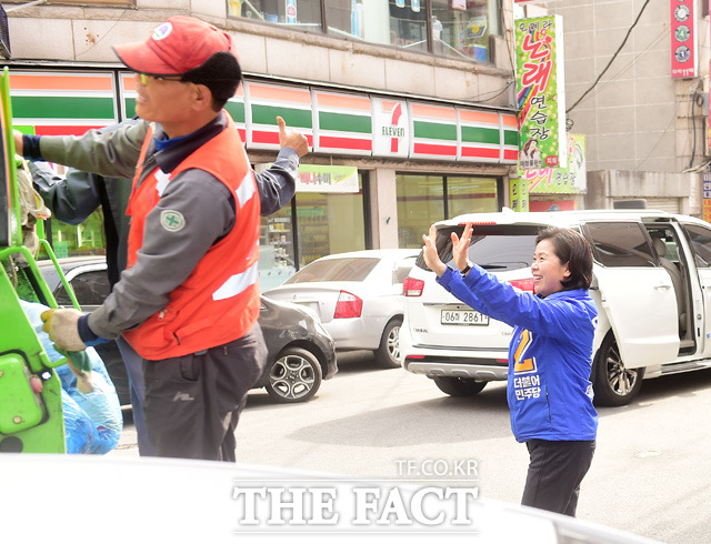 4·13 총선 공식 선거운동 첫 날인 31일 오전 광주지역 최대 격전지로 꼽히는 서구을에 출마한 양향자 더민주 후보가 광주 서구 화정4동 주민센터 앞 골목에서 유권자들에게 인사를 하고 있다. /광주=배정한 기자