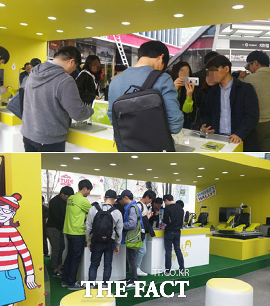 서울 신촌 현대백화점에 오픈한 LG 플레이그라운드에서 방문객들이 G5와 주변기기를 체험하고 있다.