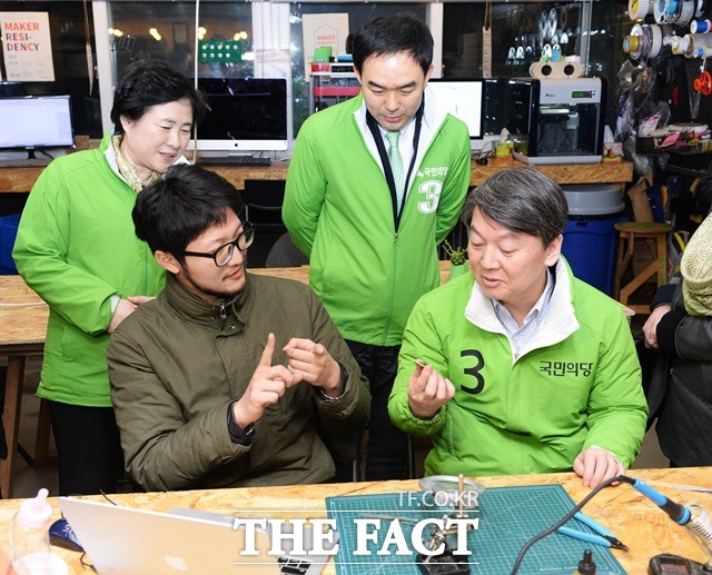31일 새벽 국민의당 안철수 대표가 서울 종로구 세운전자상가에 위치한 미래 일자리 청년 아카데미를 방문해 직접 실습에 참여하고 있다./이덕인 기자