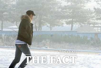 ▲24일 비를 면회 온 정석원이 오전 10시쯤 부대 위병소로 뛰어 들어가고 있다. 정석원과 김성수는 이날 각자 연인과 달콤한 데이트도 미룬 채 오후 3시까지 비와 함께 시간을 보내 남자들의 뜨거운 우정과 의리를 과시했다./연천=노시훈 기자