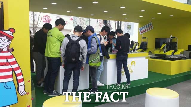 지난달 31일 LG 플레이그라운드 신촌점을 찾은 고객들이 G5와 주변기기를 체험하고 있다. /이성락 기자