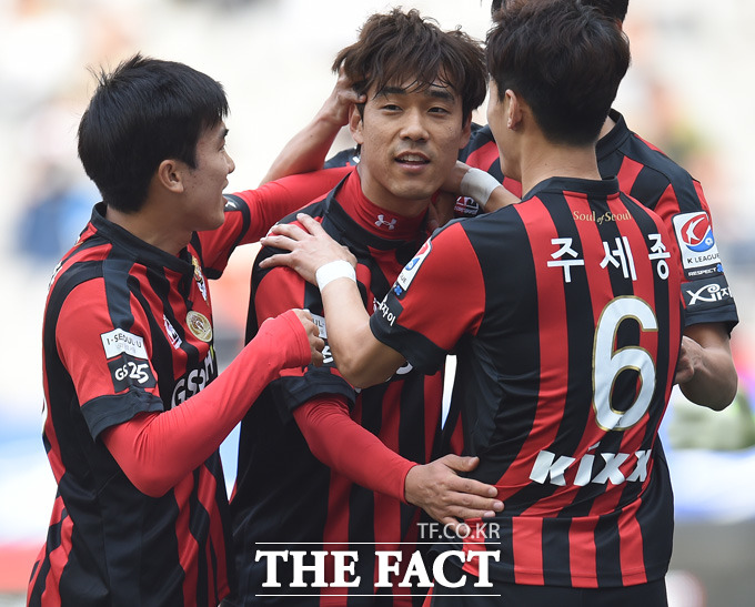 서울 박주영이 전반 페널티킥을 성공시킨 뒤 동료들과 기쁨을 나누고 있다.