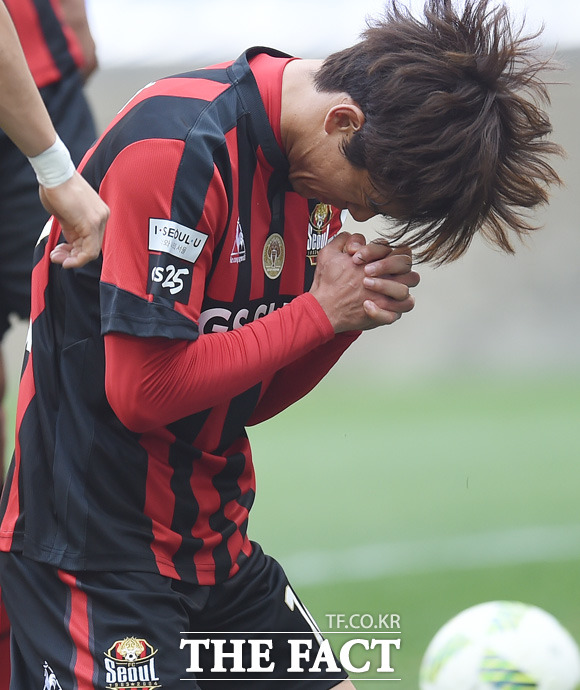 박주영이 전반 페널티킥을 성공 시키고 기도를 하고 있다.
