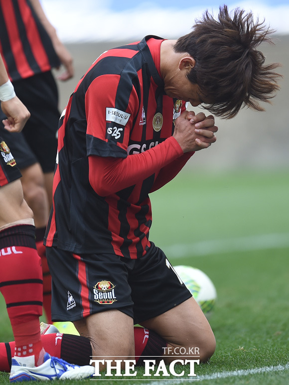 서울 박주영이 전반 페널티킥을 성공시킨 뒤 기도를 하고 있다.
