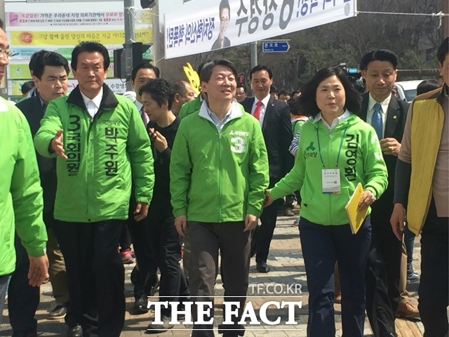안철수 국민의당 상임공동대표가 1일 오후 1시께 경기도 안산시에서 선거운동 지원유세를 하고 있다. 선거 캠프 측 관계자가 안 대표를 이끌고 있다./안산=서민지 기자