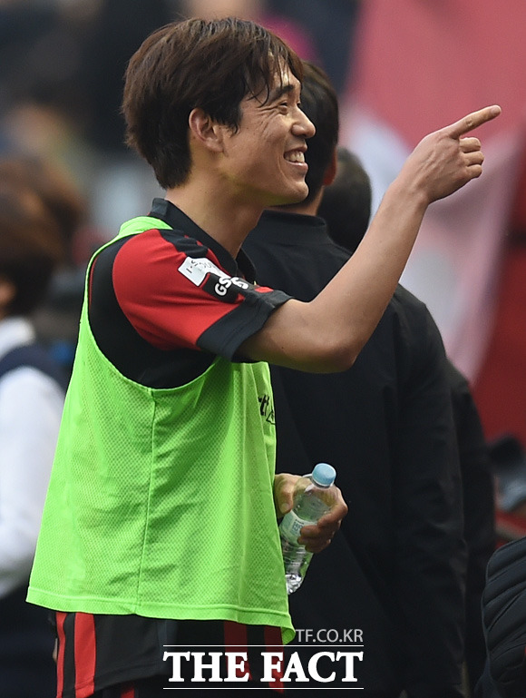 멀티골을 기록한 박주영이 경기 종료 후 환한 표정으로 웃고 있다.