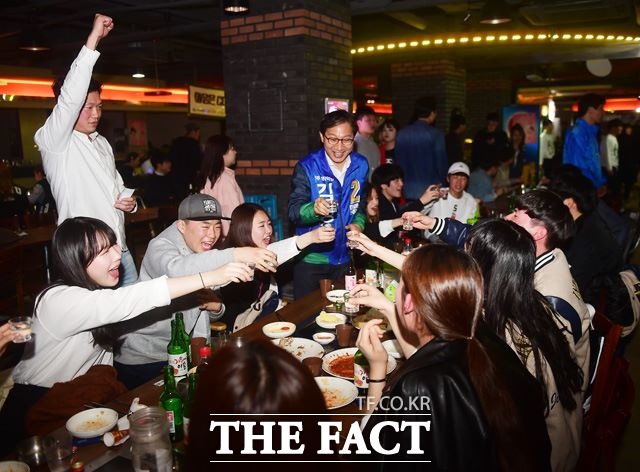 김성주 후보가 지난달 31일 밤 전주 덕진동 전북대학교 앞 한 주점에서 전북대총학생회가 주최하는 전북대병원 소아암 환자 돕기 일일 호프에 방문해 학생들과 건배하며 지지를 호소하고 있다. /전주=배정한 기자