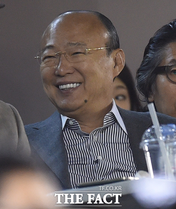 한화선수들의 멋진 플레이에 웃음을 보이는 김승연 회장.