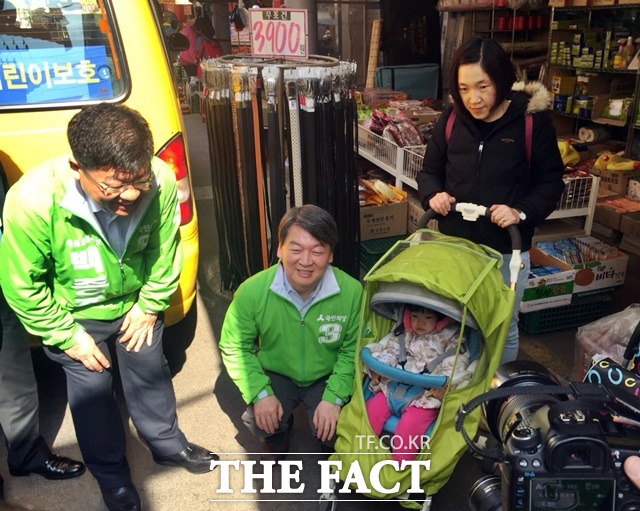 백종주(안양시 동안구갑·왼쪽) 후보와 안양 관양시장에서 선거운동을 하고 있는 안 대표./안양=서민지 기자