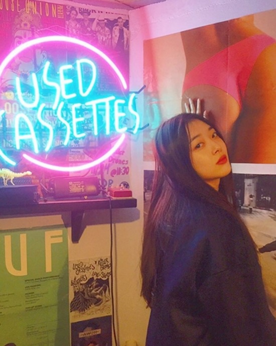 묘한 분위기의 설리. 설리가 4일 오후 인스타그램에 자신의 사진을 게재했다. /설리 인스타그램