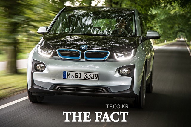 BMW가 내놓은 전기차 i3는 서울시에서 지원하는 1600만 원의 보조금 혜택을 적용하면 차량 구매가격이 3000만 원 후반 정도다.