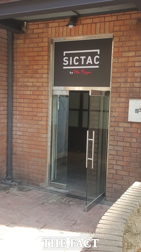 오후 10시 이후 건물 출입구의 문을 닫을 경우 SICTAC 직원을 비롯한 건물 내 다른 관계자들은 후문(사진)을 통해 나간다.