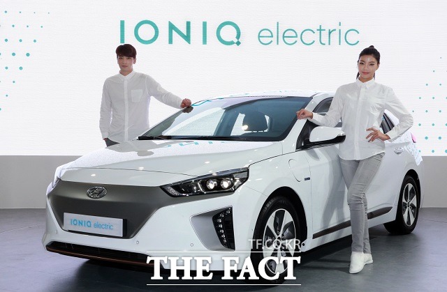 지난달 현대자동차가 출시한 전기차 아이오닉 일렉트릭의 경우 트림별 판매가격이 4000만 원~4300만원으로 책정, 보조금 지원 혜택을 더하면 실제 구매가격은 2000만 원~2500만 원까지 내려간다.