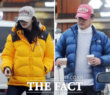 ▲ 모자와 패딩 점퍼로 커플 데이트 패션을 연출한 수애(왼쪽)와 정태원 대표./배정한 기자