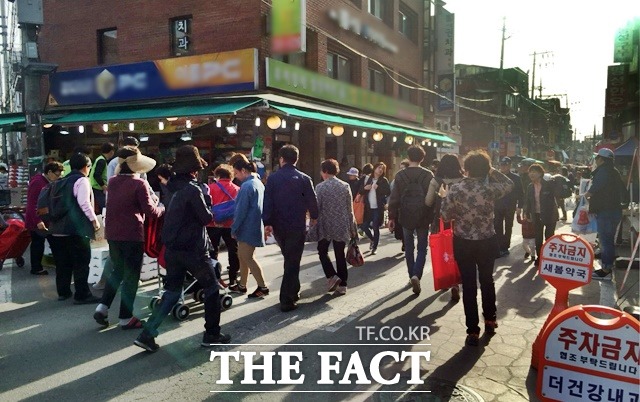 4일 오후 5시께 망원시장 내 마트에 주민들이 몰려 있다./망원시장=서민지 기자
