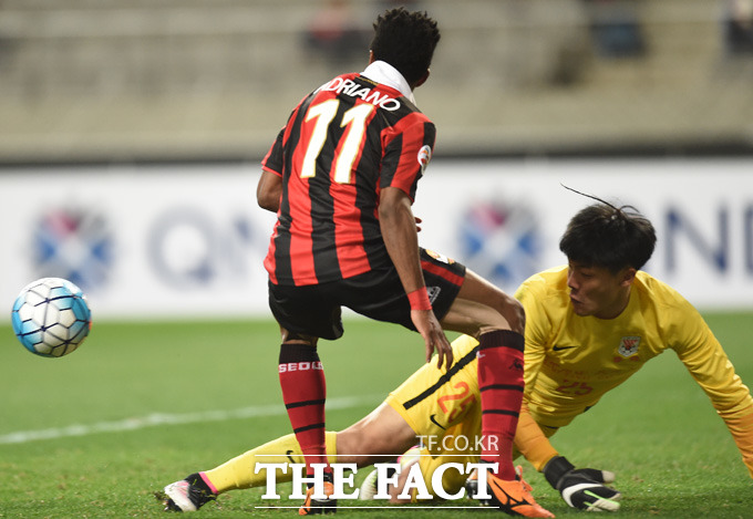 서울 아드리아노가 산둥 문전에서 슛을 날렸으나 골키퍼의 선방에 막히고 있다.