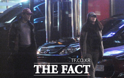 ▲ 디자인이 같은 모자로 커플 룩을 완성한 정태원 대표(왼쪽)와 수애./배정한 기자