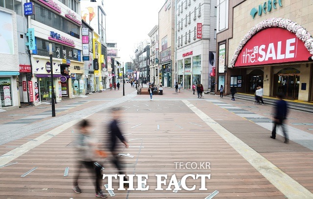 지난달 29일 오전 대구광역시 중구 동성로 대구백화점 앞에서 시민들이 바쁜 발걸음을 옮기고 있다./대구=배정한 기자