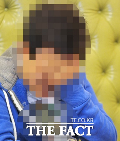 ▲A씨가 자신의 미래를 걱정하며 고개를 숙이고 있다./문병희 기자