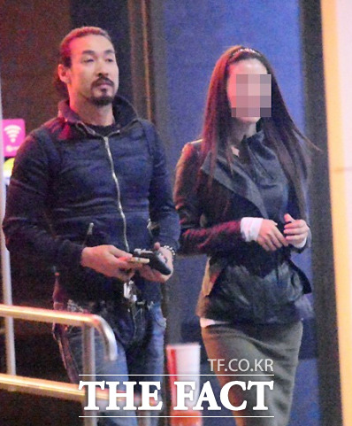 신성우(왼쪽)와 한 여성이 다정한 모습으로 영화관에서 나오고 있다./ 노시훈 기자