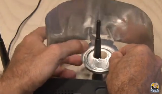 유튜브 채널에 맥주캔을 이용한 와이파이 신호 증폭기를 만드는 방법이 담긴 영상이 공개돼 누리꾼들의 높은 관심을 받고 있다./유튜브 갈무리