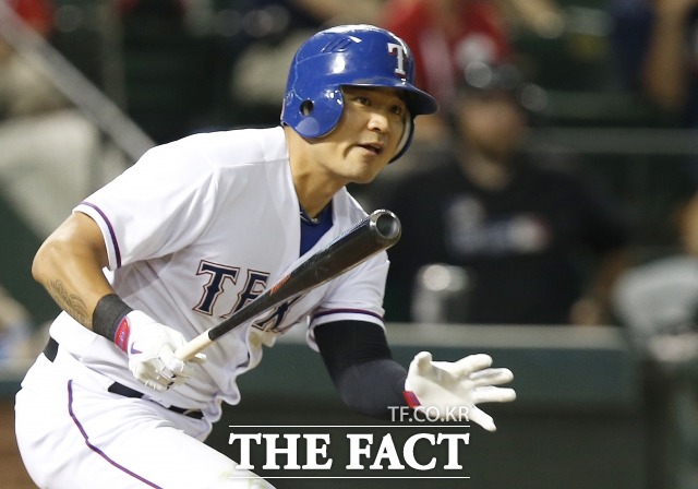 밀어내기 타점! 추신수가 5일 시애틀과 개막전에 2번 타자·우익수로 선발 출장해 세 번째 타석에서 밀어내기 타점을 작성했다. / 더팩트 DB