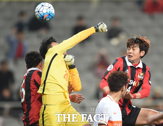 서울 김동우가 산둥의 문전에서 헤딩슛을 시도했으나 골키퍼가 먼저 볼을 걷어내고 있다.