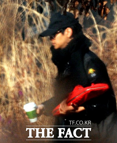 ▲공익근무복을 입은 강동원이 한 손에 커피를 들고 출근하고 있다. /노시훈 기자