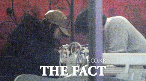 ▲ 청담동의 한 음식점에서 저녁을 먹고 있는 수애와 정태원 대표./배정한 기자