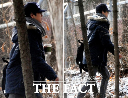 ▲사복을 입고 출근하는 강동원.