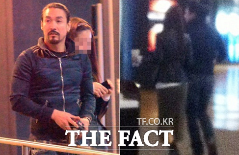 터프한 패션을 연출한 신성우와 청순한 분위기의 상대 여성이 영화관 데이트를 즐기고 있다.