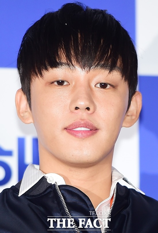 태양의 후예에 카메오로 출연하는 유아인. 그는 원칙주의자 은행원으로 등장한다. /배정한 기자