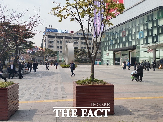 6일 오전 서울 용산역 앞에서 만난 유권자들은 진영 더불어민주당 후보의 탈당 문제를 거론했다. 이들은 진 후보의 탈당에 대해 이견을 보였다./용산=신진환 기자