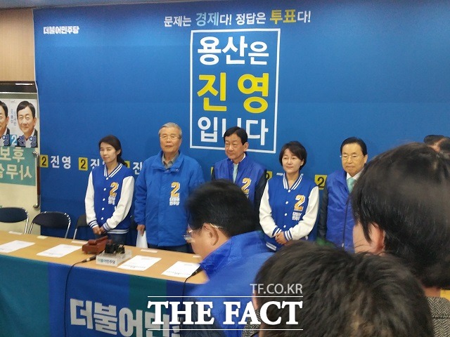 김종인(왼쪽 두 번째) 더불어민주당 비상대책위원회 대표가 4·13 총선을 일주일 앞둔 6일 오전 서울 용산구 갈월동에 있는 진영 후보 사무실에서 중앙선거대책위원회의를 열어 새누리당 정권이 IMF 사태를 가져온 장본인이라고 날을 세웠다./용산=신진환 기자