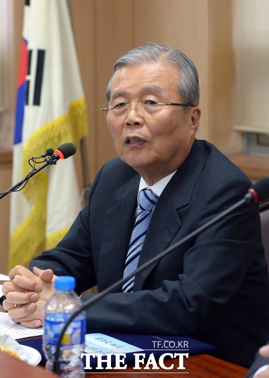 김종인 더불어민주당 비상대책위원회 대표는 6일 오후 서울 세종문화회관에서 열린 방송기자클럽 토론회에서 안철수 국민의당 상임공동대표를 향해 자신에 대한 국민의 여론에 대해 환상이 끊임없이 계속되는 사람이라고 비판했다./임영무 기자