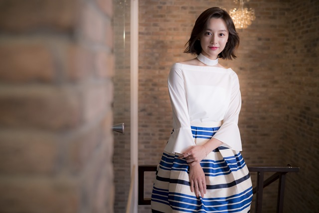 김지원의 첫 인사 죄송해요 김지원은 카페에서 인터뷰를 진행하는 것에 대해 미안해했다. /킹콩엔터테인먼트 제공