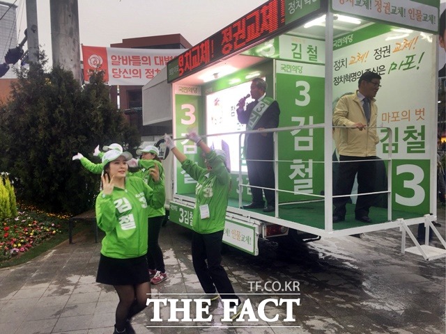 김 후보의 연설에 앞서 딸 꽃담 씨가 노래에 맞춰 기호 3번을 홍보하고 있다./마포을=서민지 기자