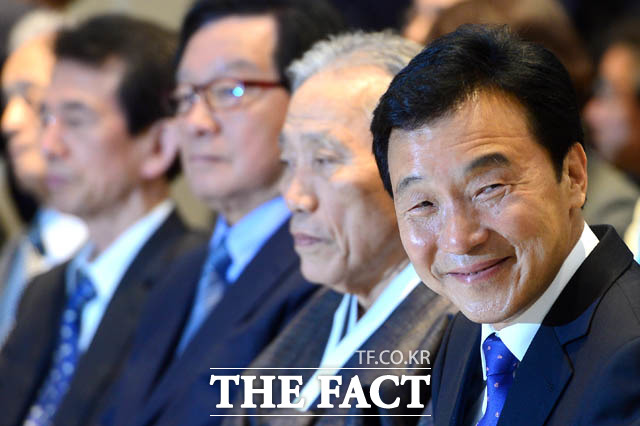 손학규 더불어민주당 전 상임고문이 경기도 남양주시 다산유적지에서 열린 다산 정약용 선생 서세 180주기 묘제에 참석해 미소짓고 있다./남양주시=남윤호 기자