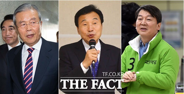 김종인(왼쪽) 더불어민주당 비상대책위원회 대표와 안철수(오른쪽) 국민의당 상임 공동대표가 7일 손학규 전 더민주 상임고문을 향한 구애 경쟁을 벌였다./임영무·이새롬·남윤호 기자